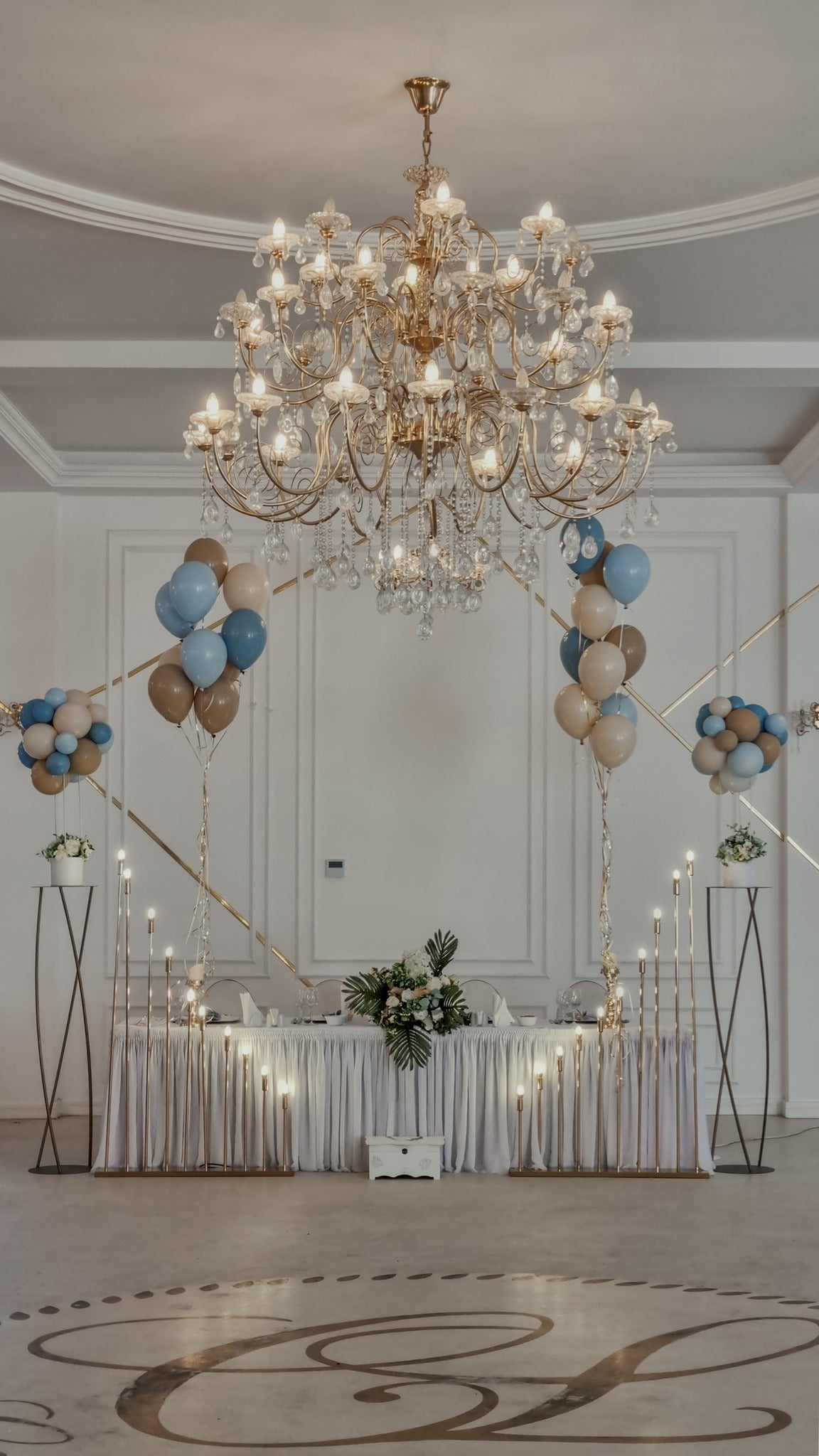 Arcada de baloane personalizata, perfecta pentru evenimente mari precum nunti si botezuri