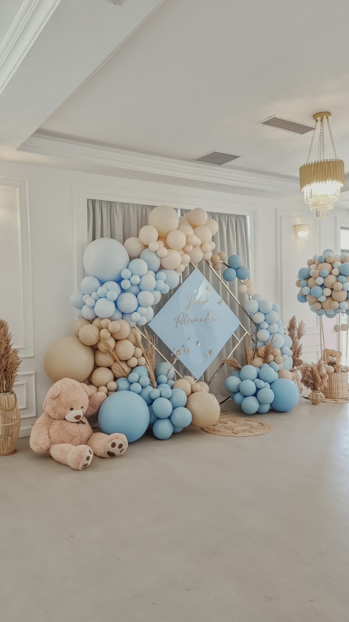 Arcada de baloane personalizata, perfecta pentru evenimente mari precum nunti si botezuri