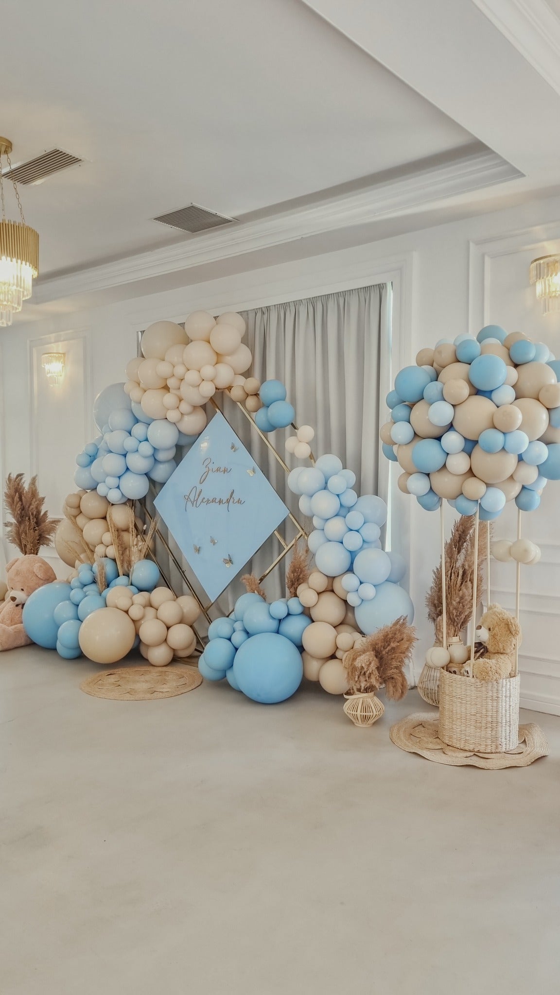 Arcada de baloane personalizata, perfecta pentru evenimente mari precum nunti si botezuri