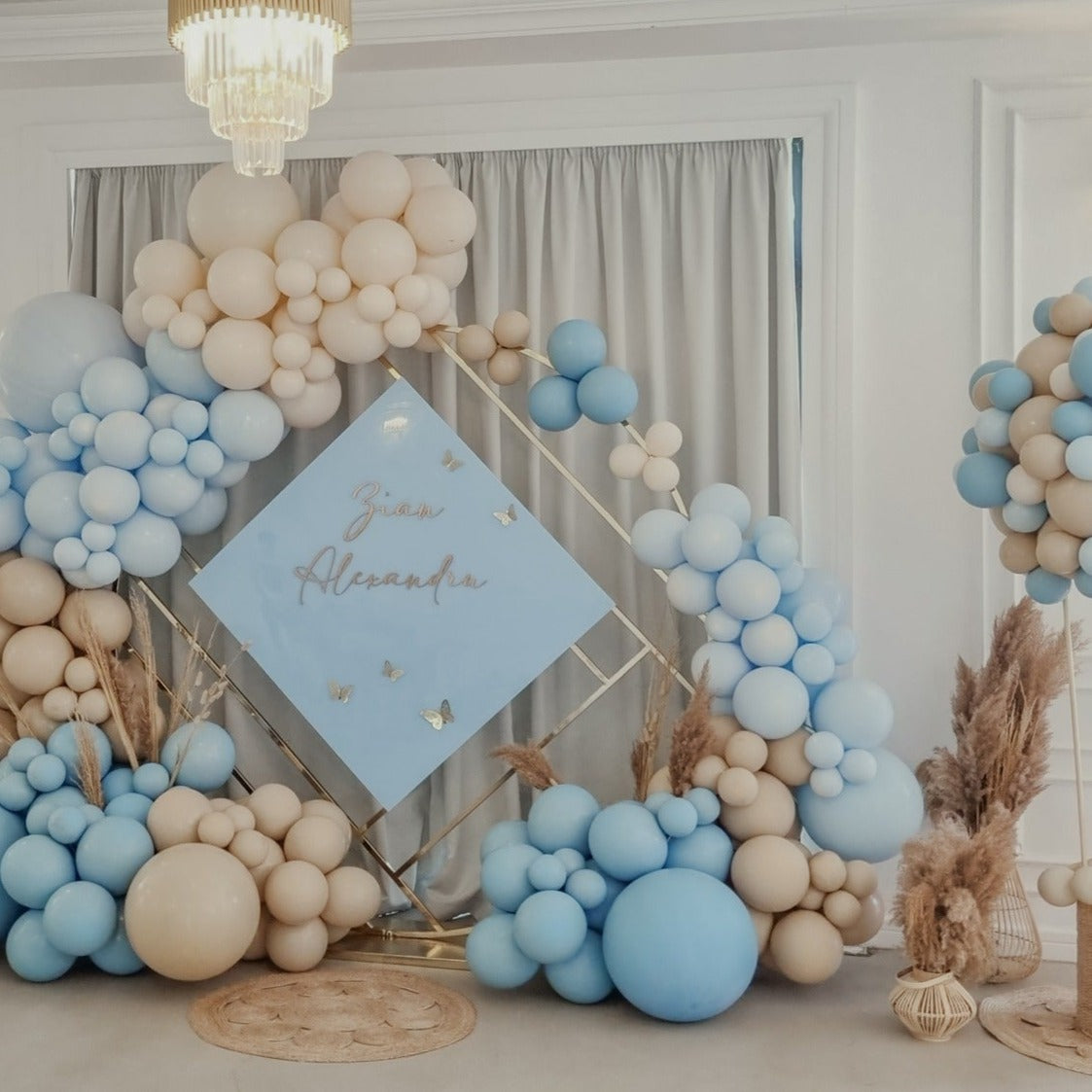 Arcada de baloane personalizata, perfecta pentru evenimente mari precum nunti si botezuri