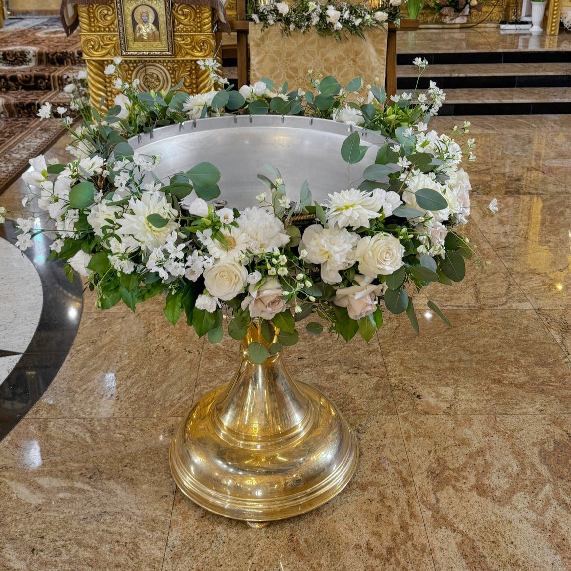 Aranjament floral personalizat cu flori proaspete pentru receptie