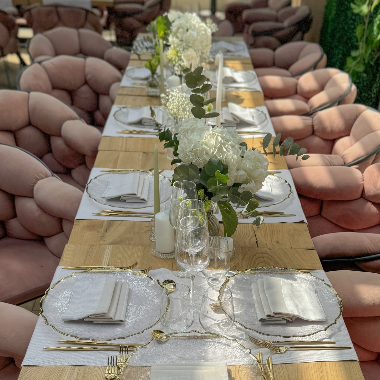 Decor floral cu flori albe si crem, perfect pentru ceremonii elegante
