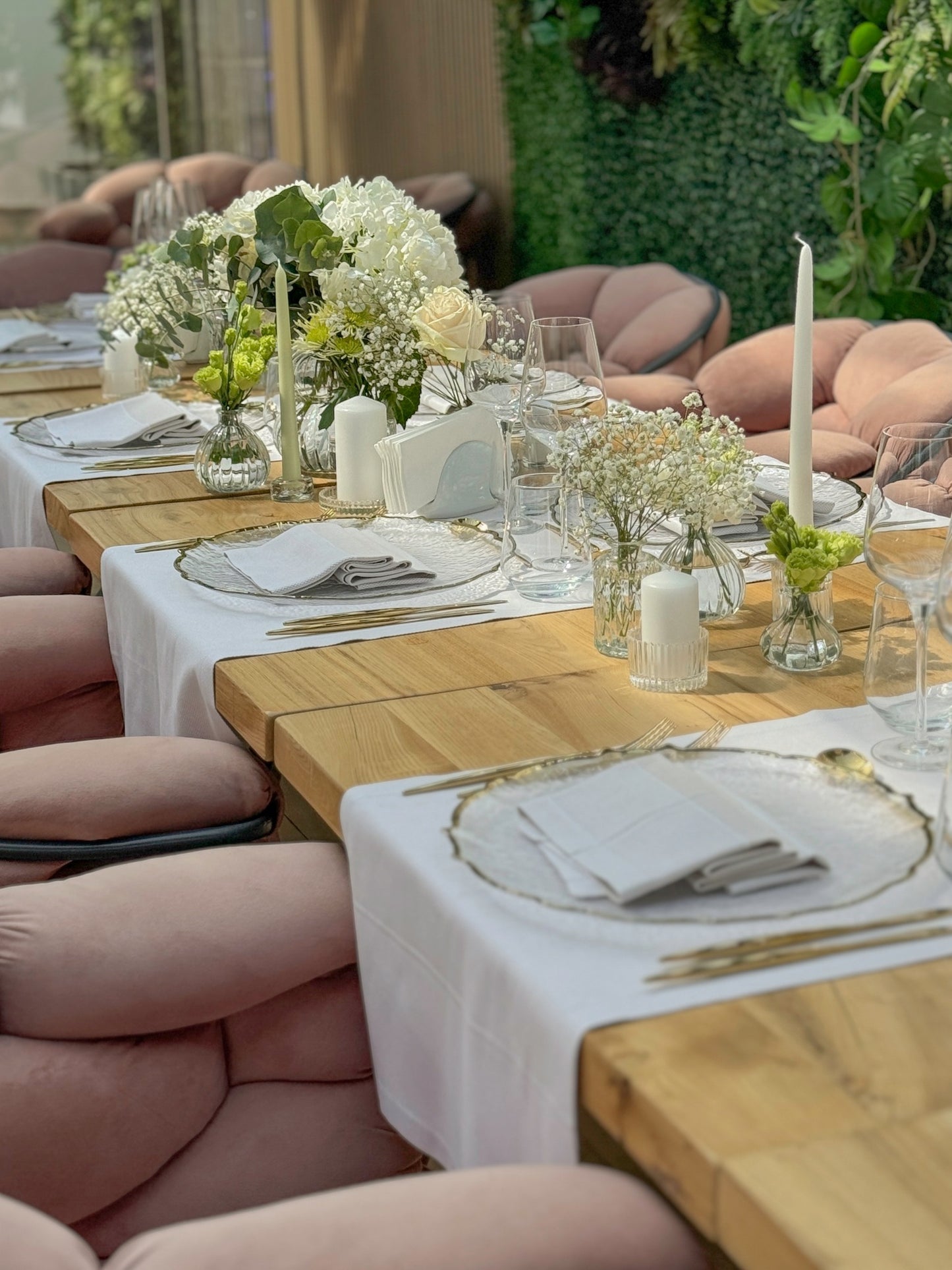 Decor floral cu flori albe si crem, perfect pentru ceremonii elegante