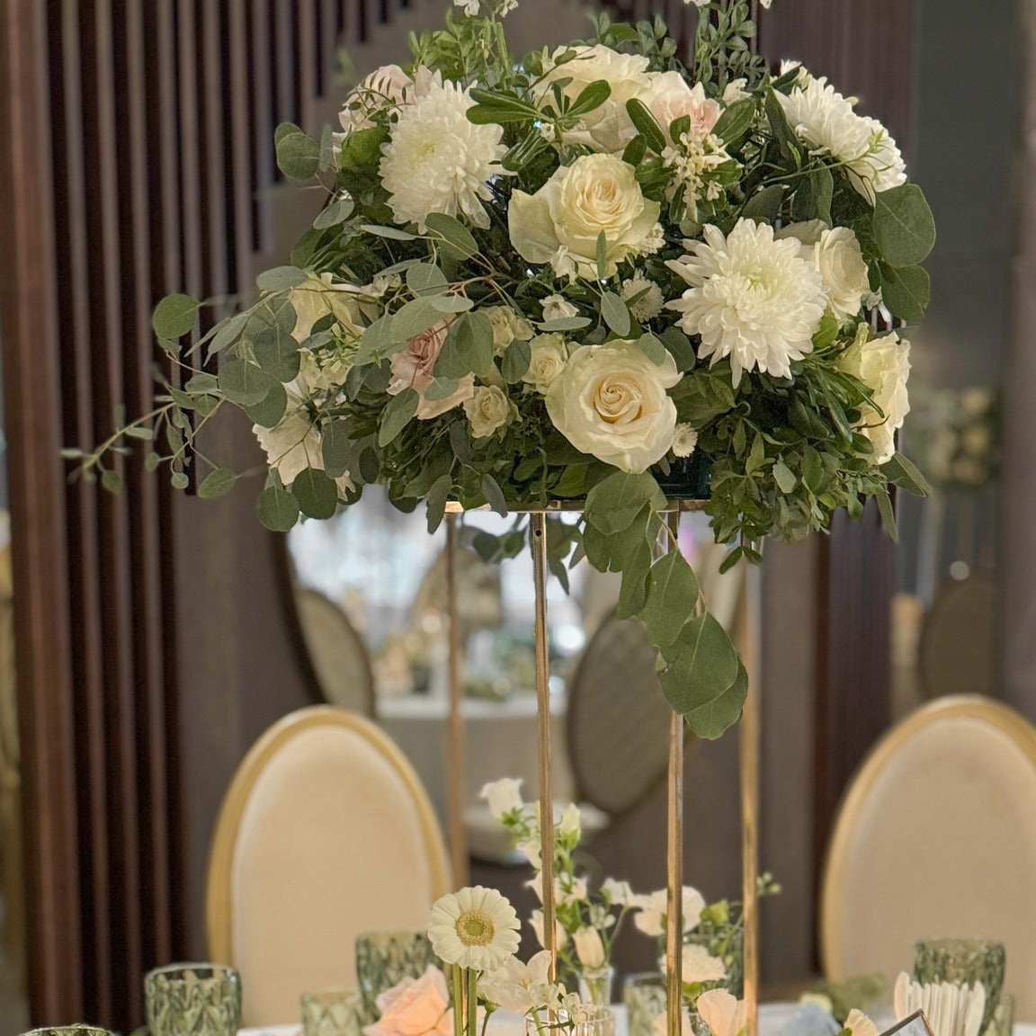 Detaliu aranjament floral romantic in nuante pastel pentru nunta