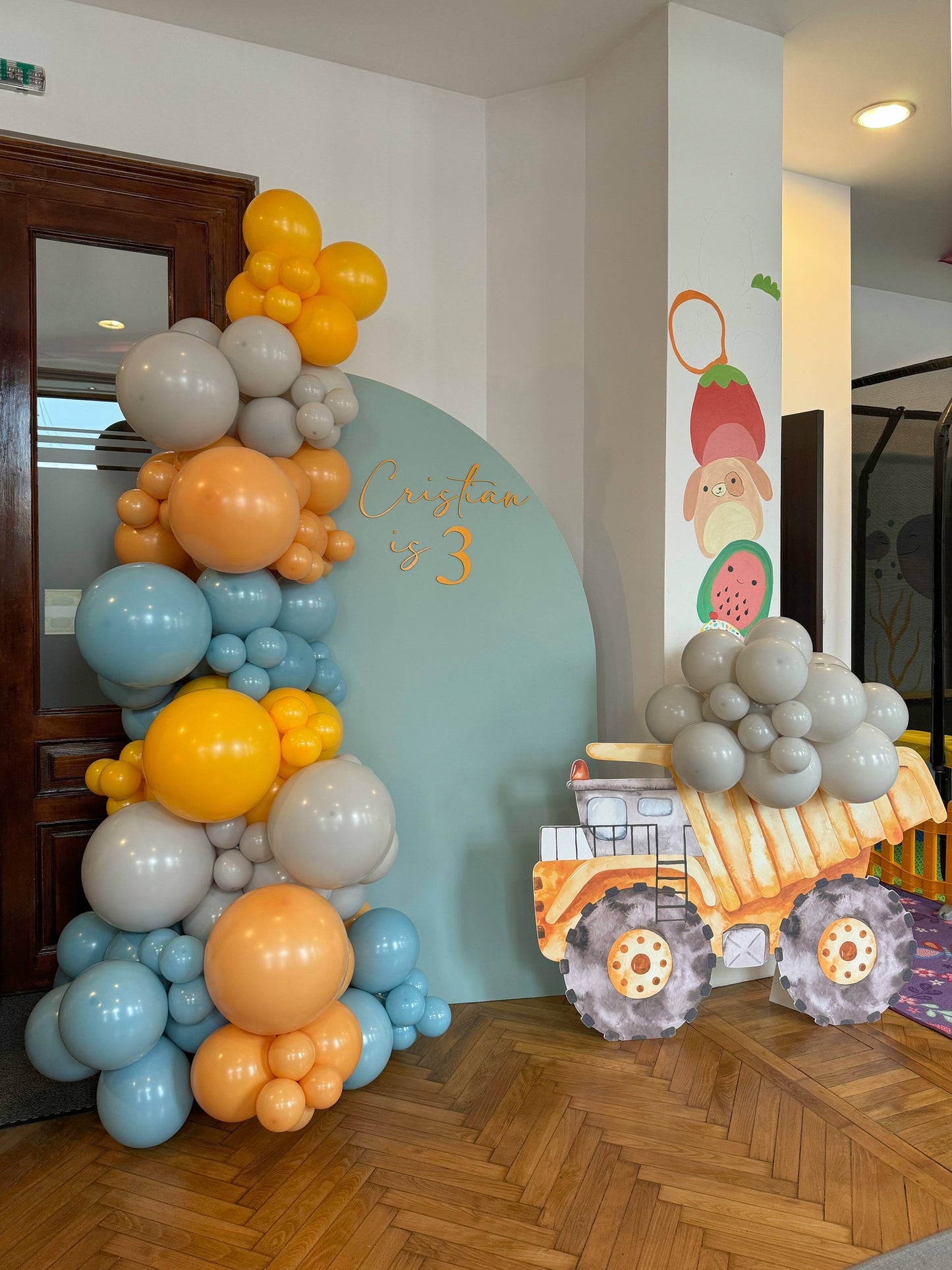Arcada de baloane personalizata pentru evenimente speciale, perfecta pentru botezuri si petreceri