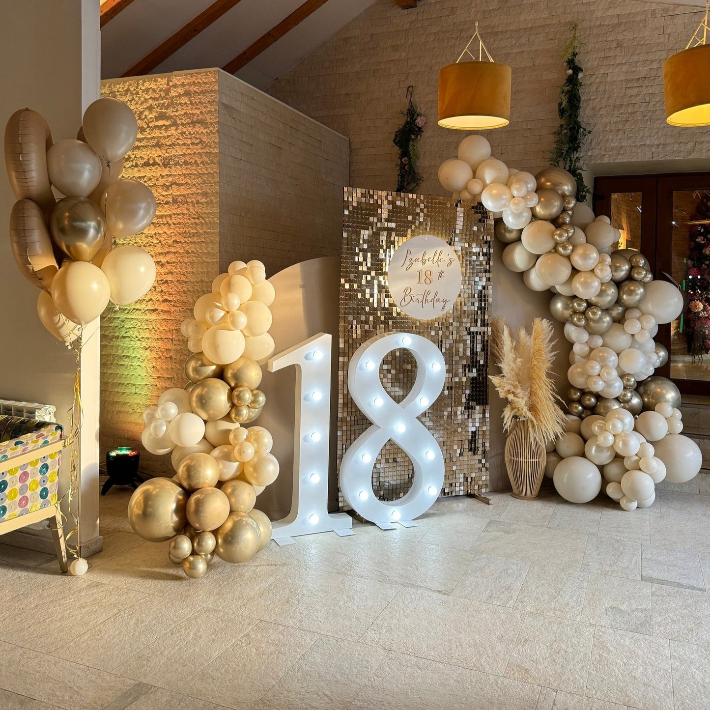 Decor personalizat cu baloane pentru botez sau petrecere, aranjamente de masa si arcada de baloane