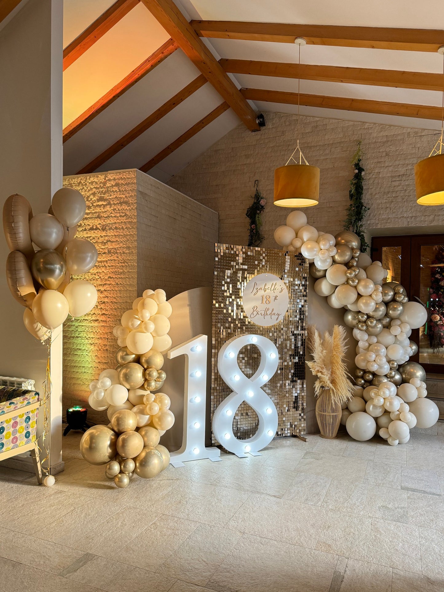 Decor personalizat cu baloane pentru botez sau petrecere, aranjamente de masa si arcada de baloane