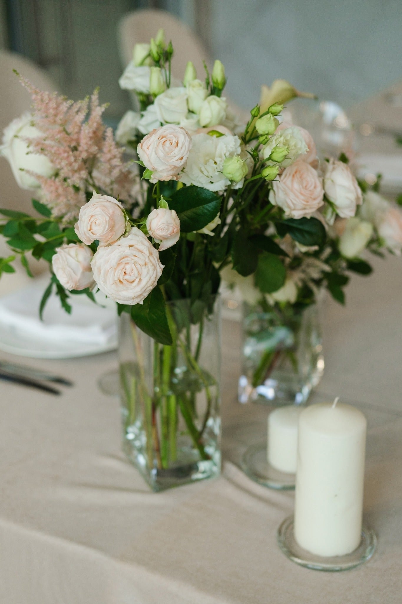 Decor floral cu flori albe si crem, perfect pentru ceremonii elegante