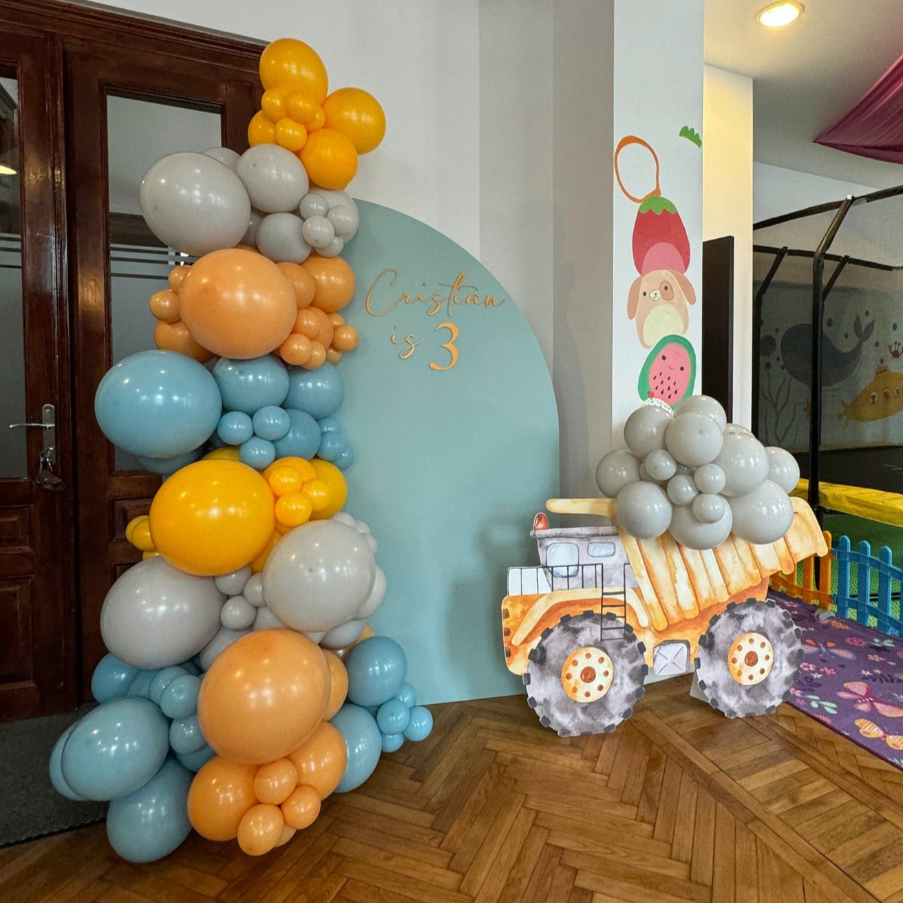 Arcada de baloane personalizata pentru evenimente speciale, perfecta pentru botezuri si petreceri