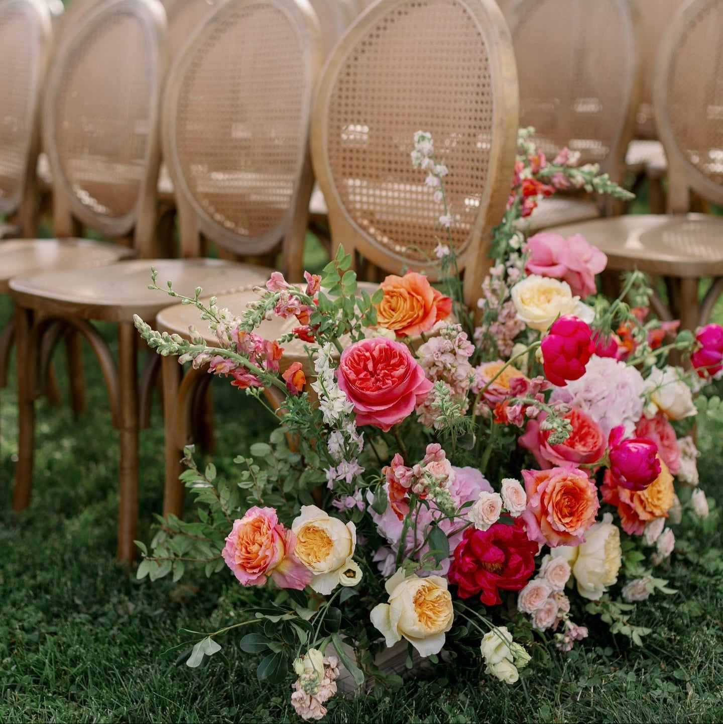 Aranjament cu flori naturale si verdeata, stil garden party