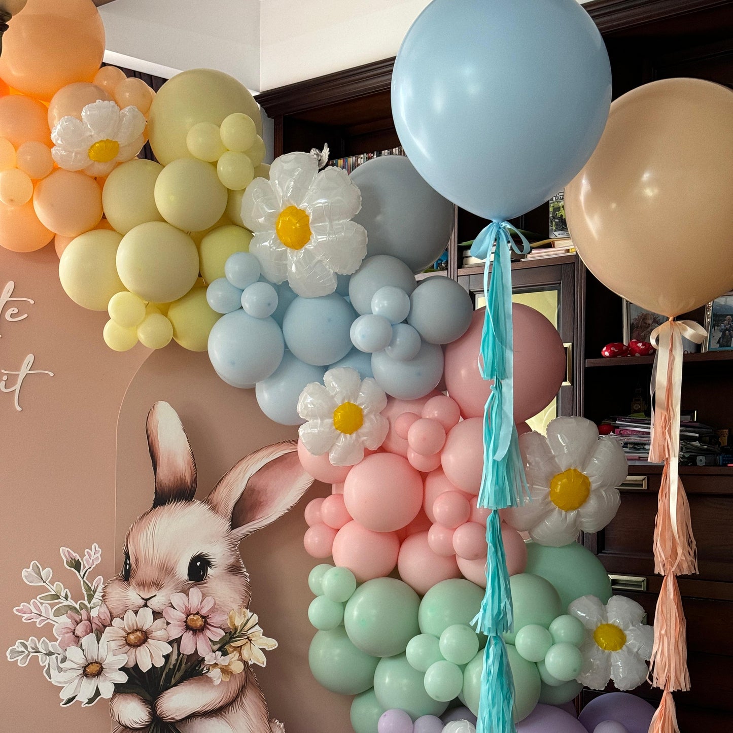 Arcada de baloane personalizata pentru evenimente speciale, perfecta pentru botezuri si petreceri