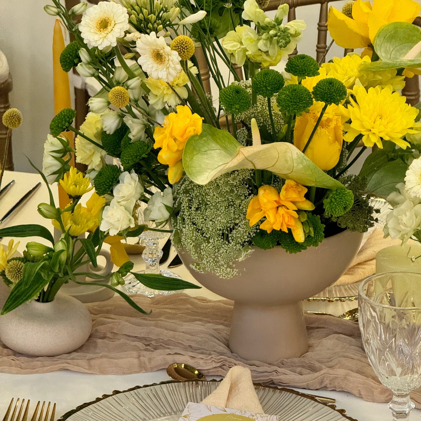 Decor floral bogat in culori calde pentru masa de eveniment
