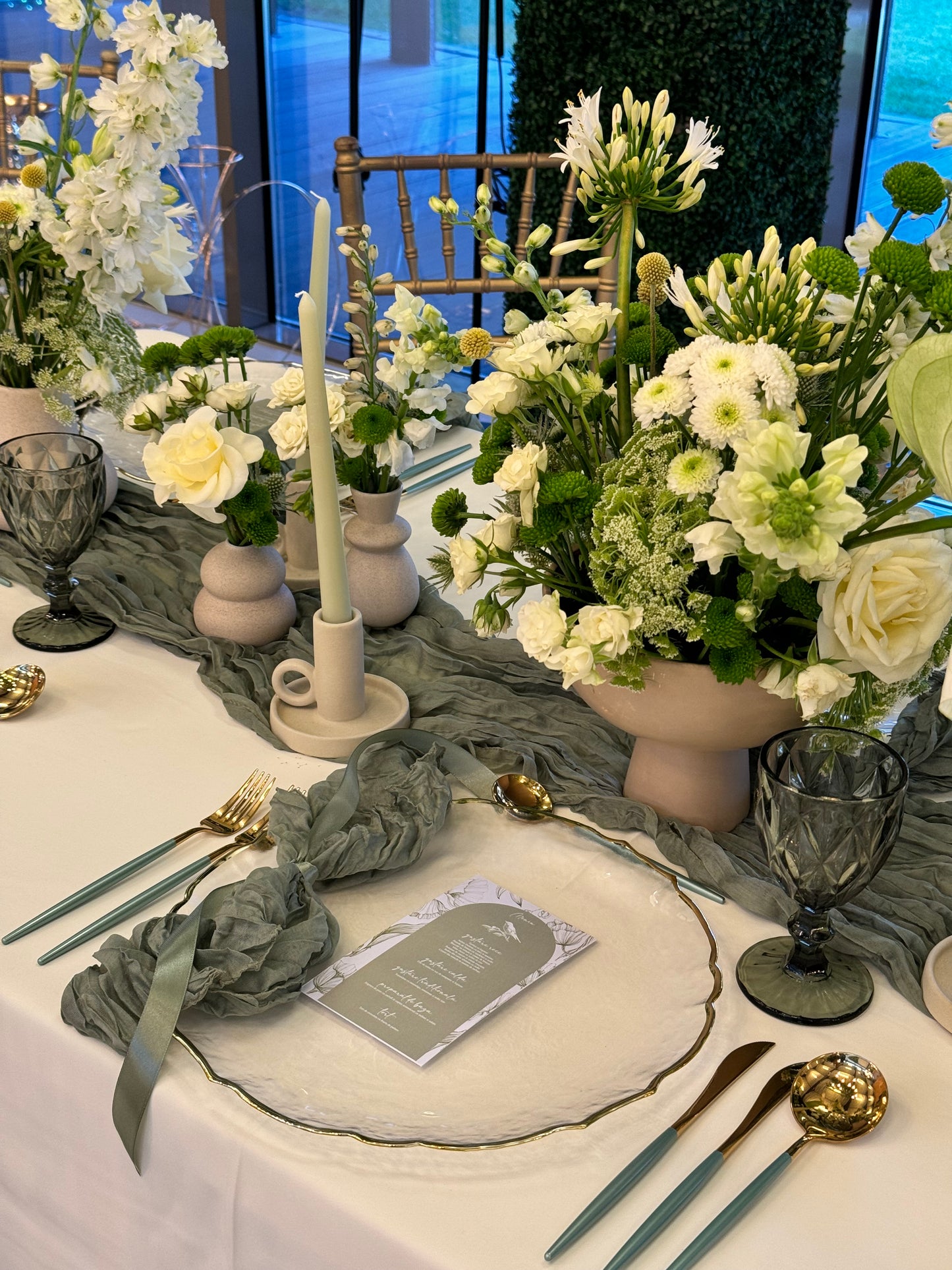 Aranjament floral cu flori naturale realizat artizanal pentru decoruri de nunta