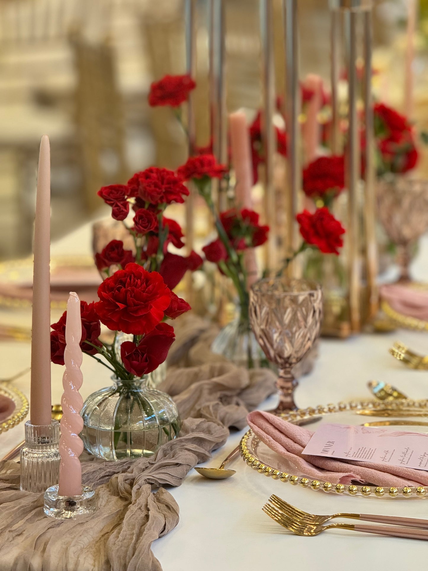 Decor floral bogat in culori calde pentru masa de eveniment