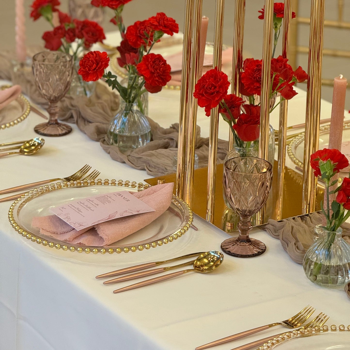 Decor floral bogat in culori calde pentru masa de eveniment