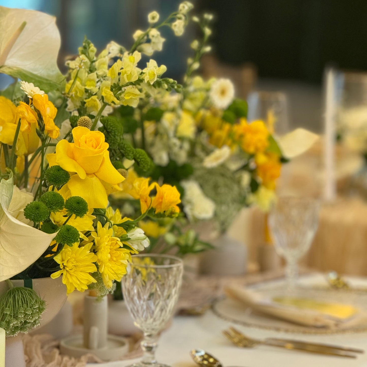 Decor floral bogat in culori calde pentru masa de eveniment
