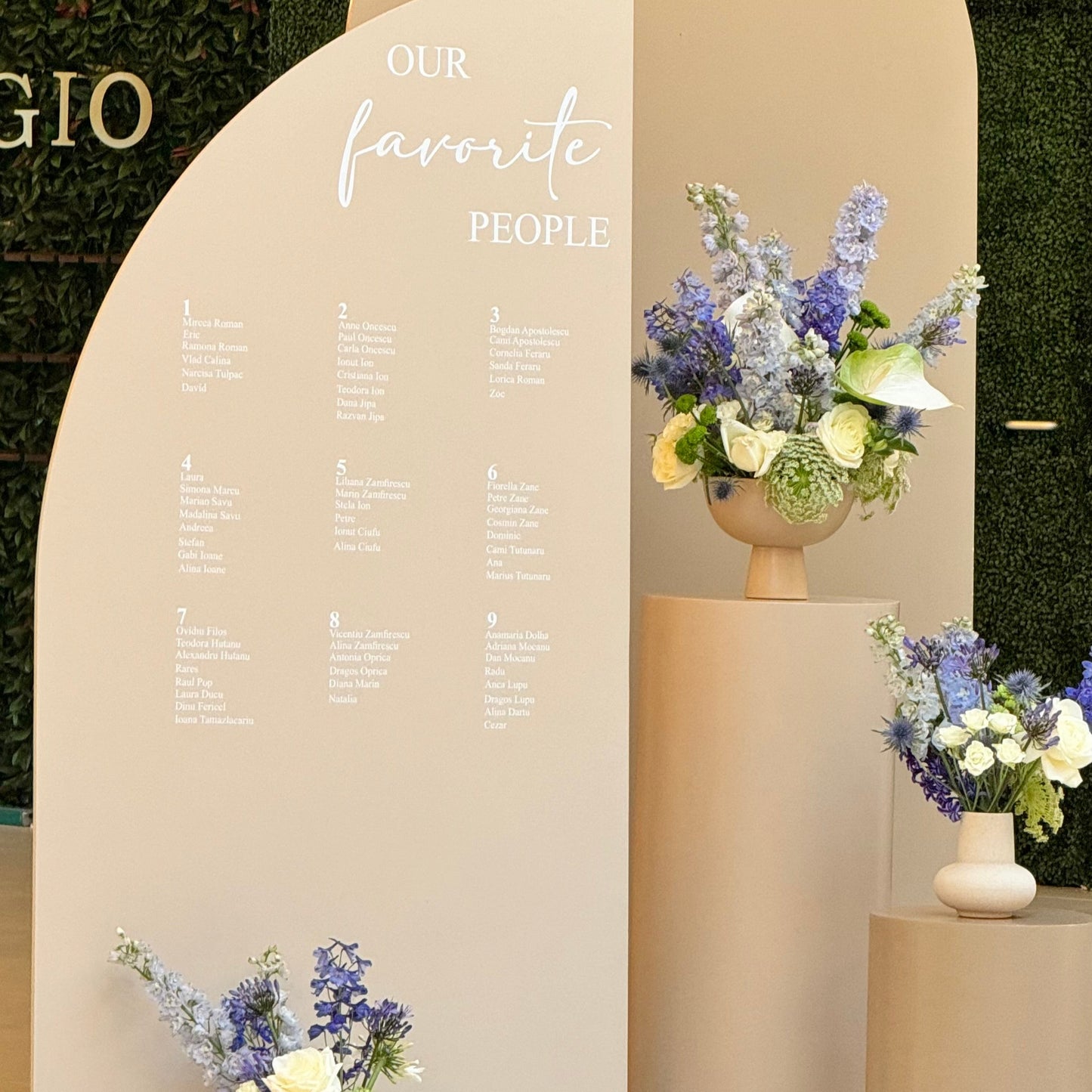 Aranjament floral generos cu flori de sezon pentru decor elegant