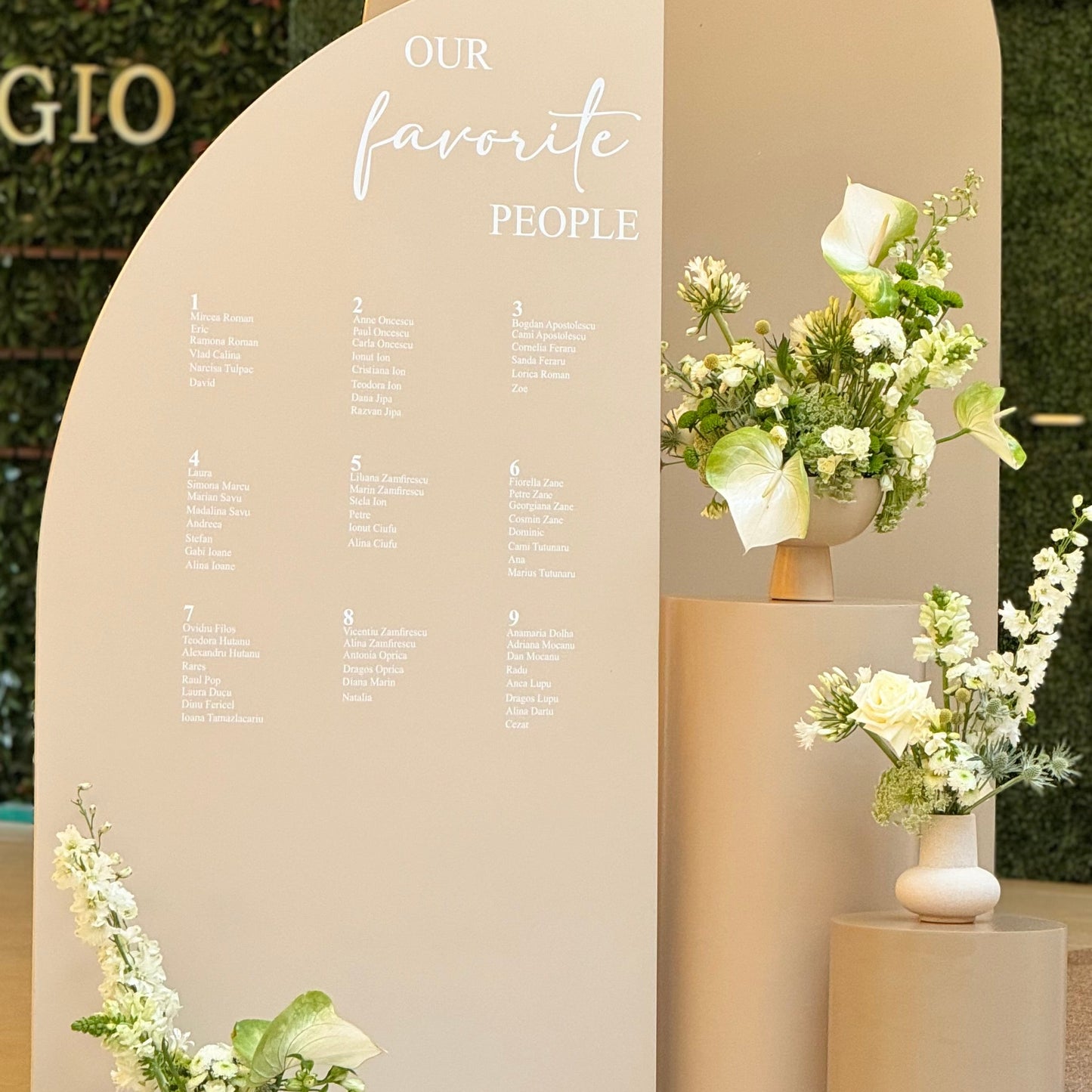Aranjament floral generos cu flori de sezon pentru decor elegant