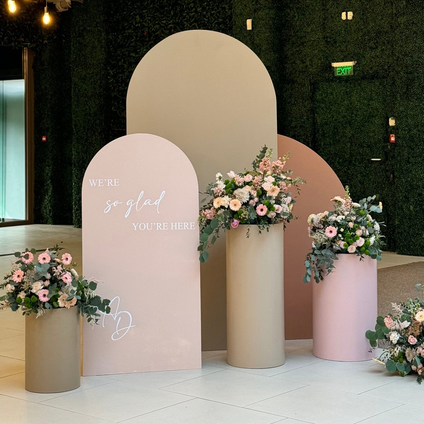 Aranjament floral generos cu flori de sezon pentru decor elegant