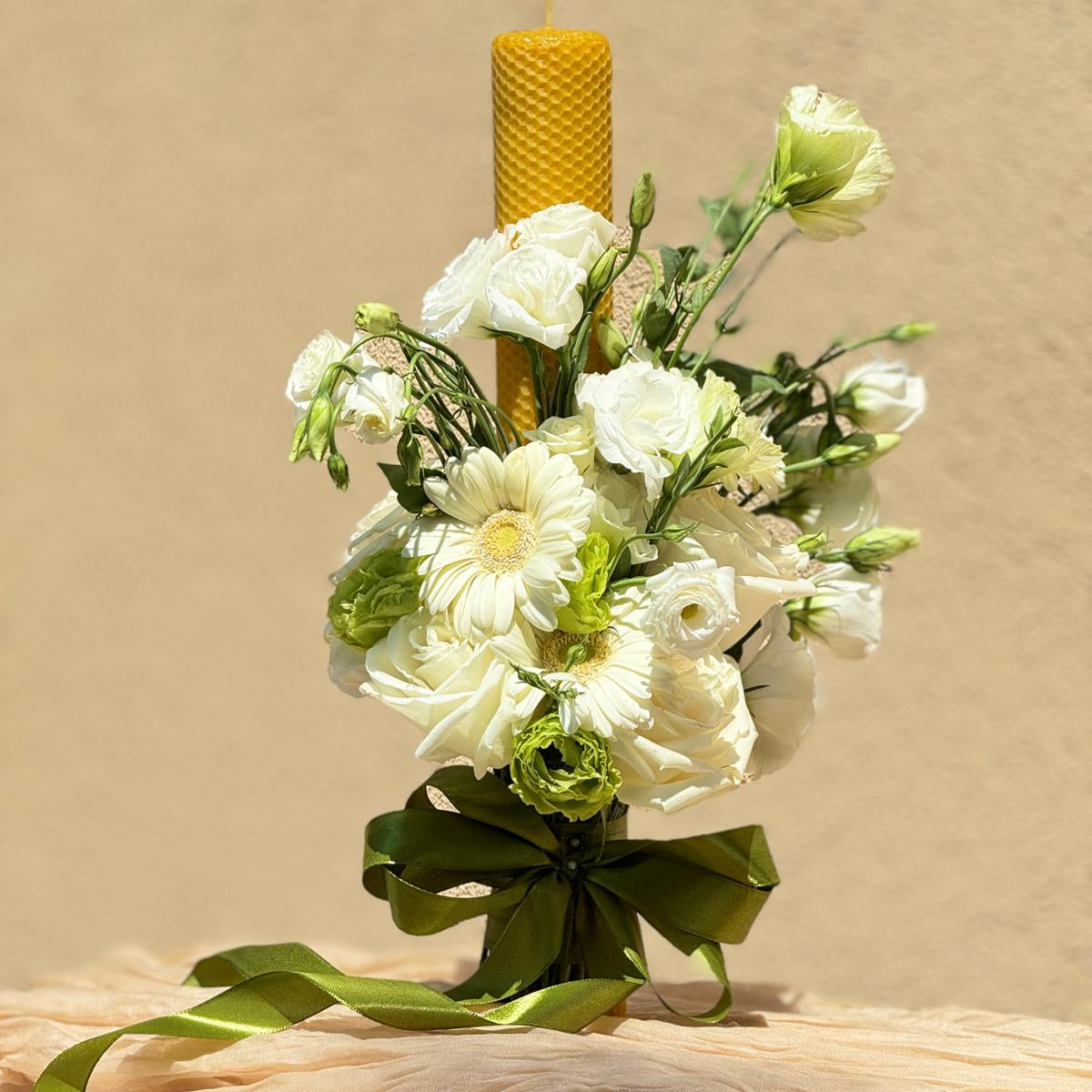 Aranjament floral personalizat cu flori proaspete pentru receptie