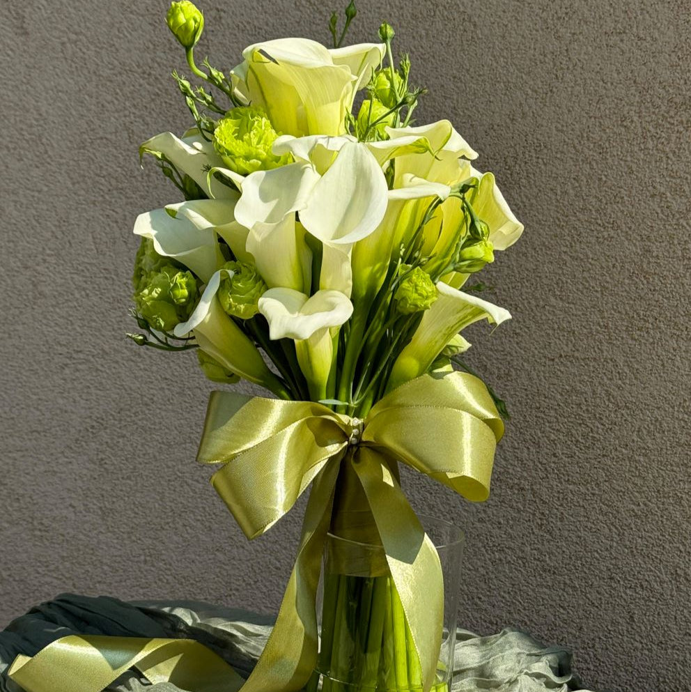 Aranjament floral personalizat cu flori proaspete pentru receptie