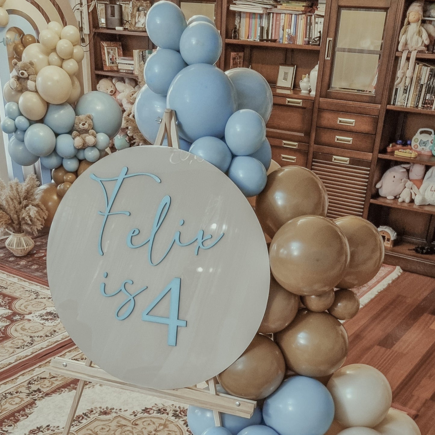Litere luminoase cu arcada de baloane personalizata pentru decoruri de nunti si botezuri