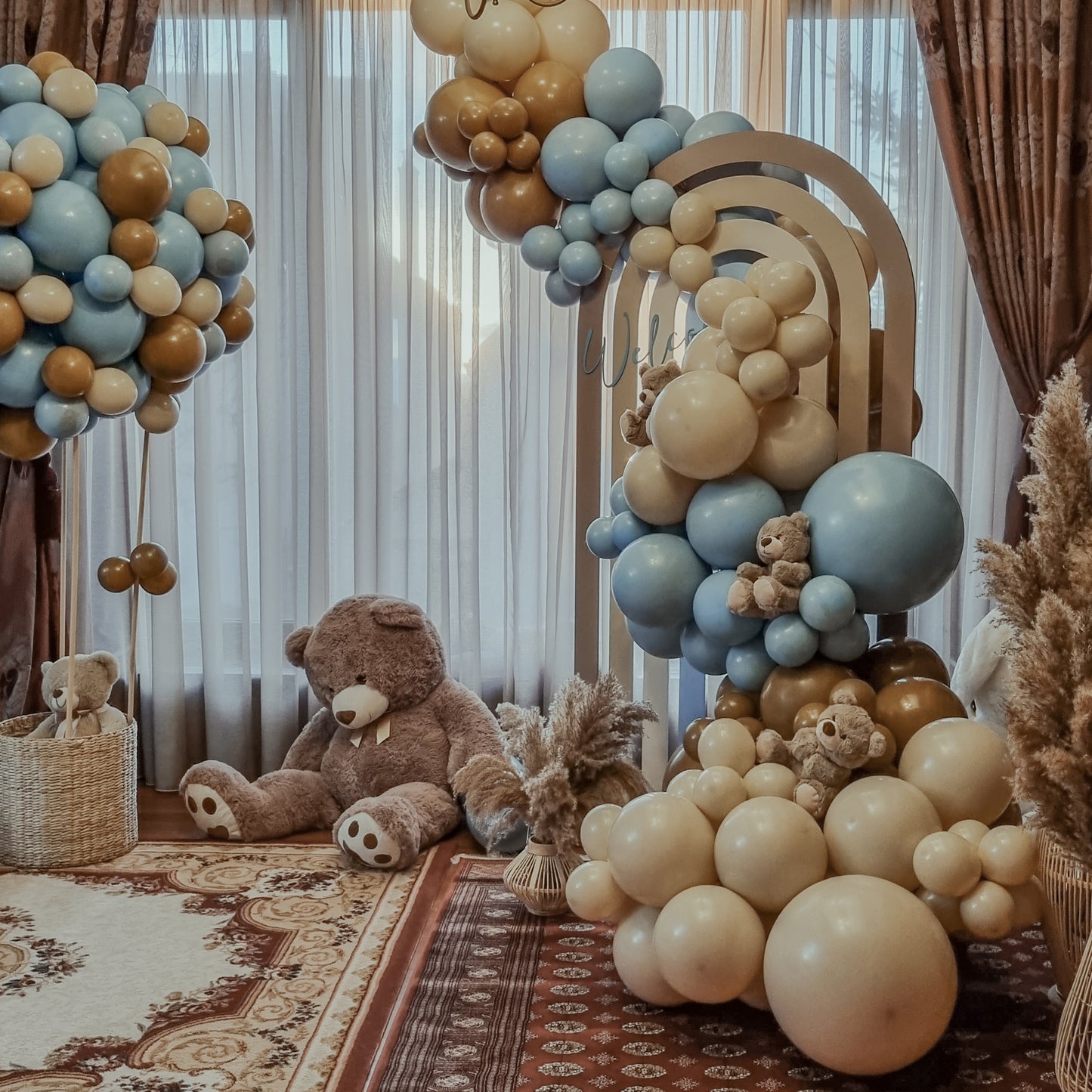 Litere luminoase cu arcada de baloane personalizata pentru decoruri de nunti si botezuri