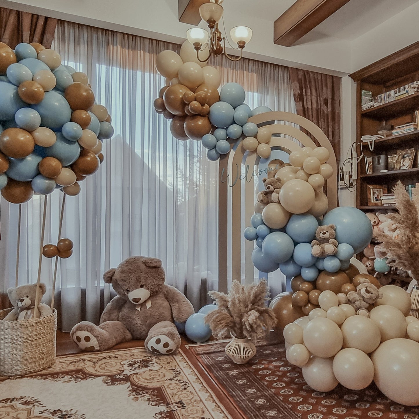 Litere luminoase cu arcada de baloane personalizata pentru decoruri de nunti si botezuri