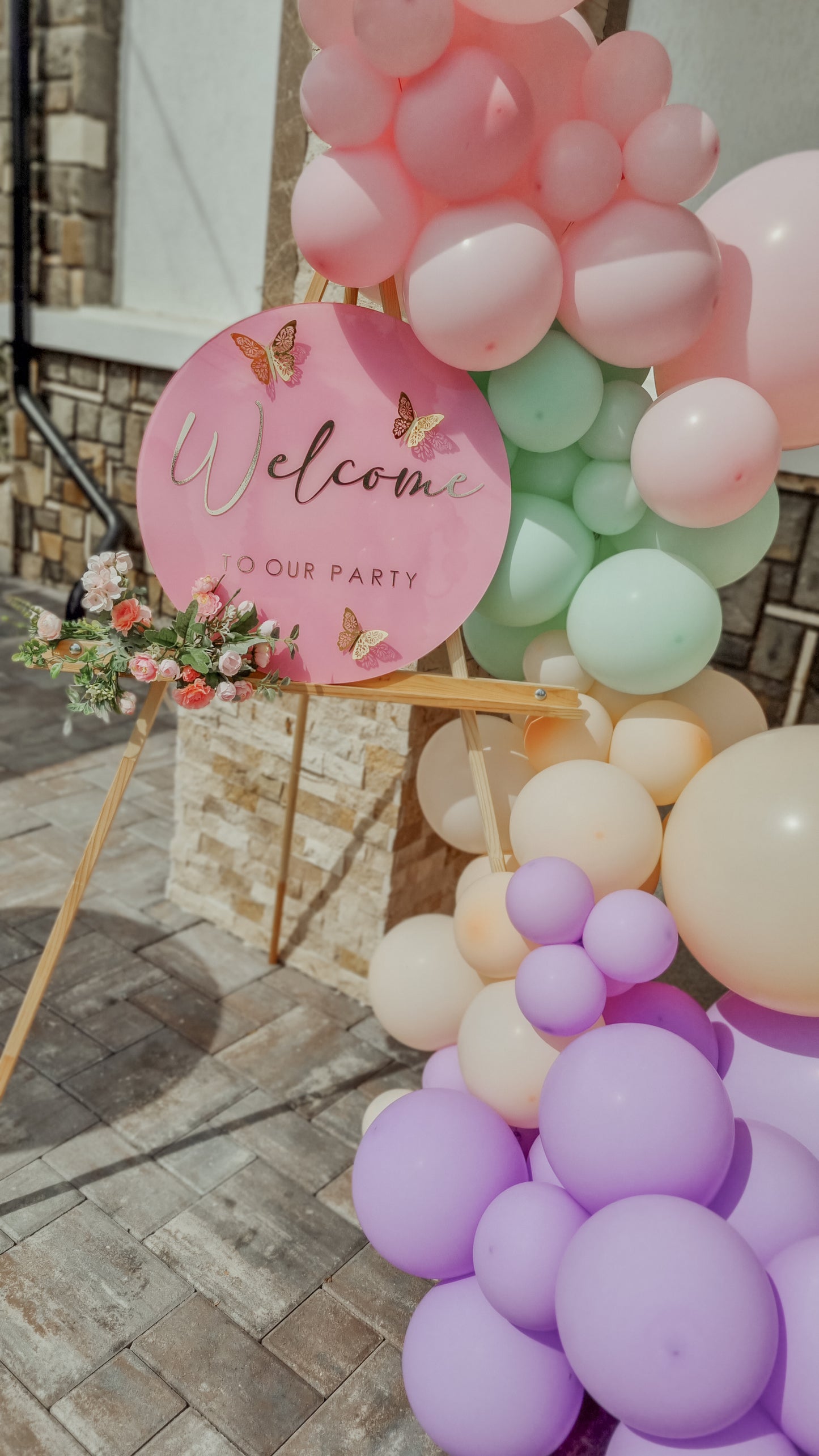 Litere luminoase cu arcada de baloane personalizata pentru decoruri de nunti si botezuri