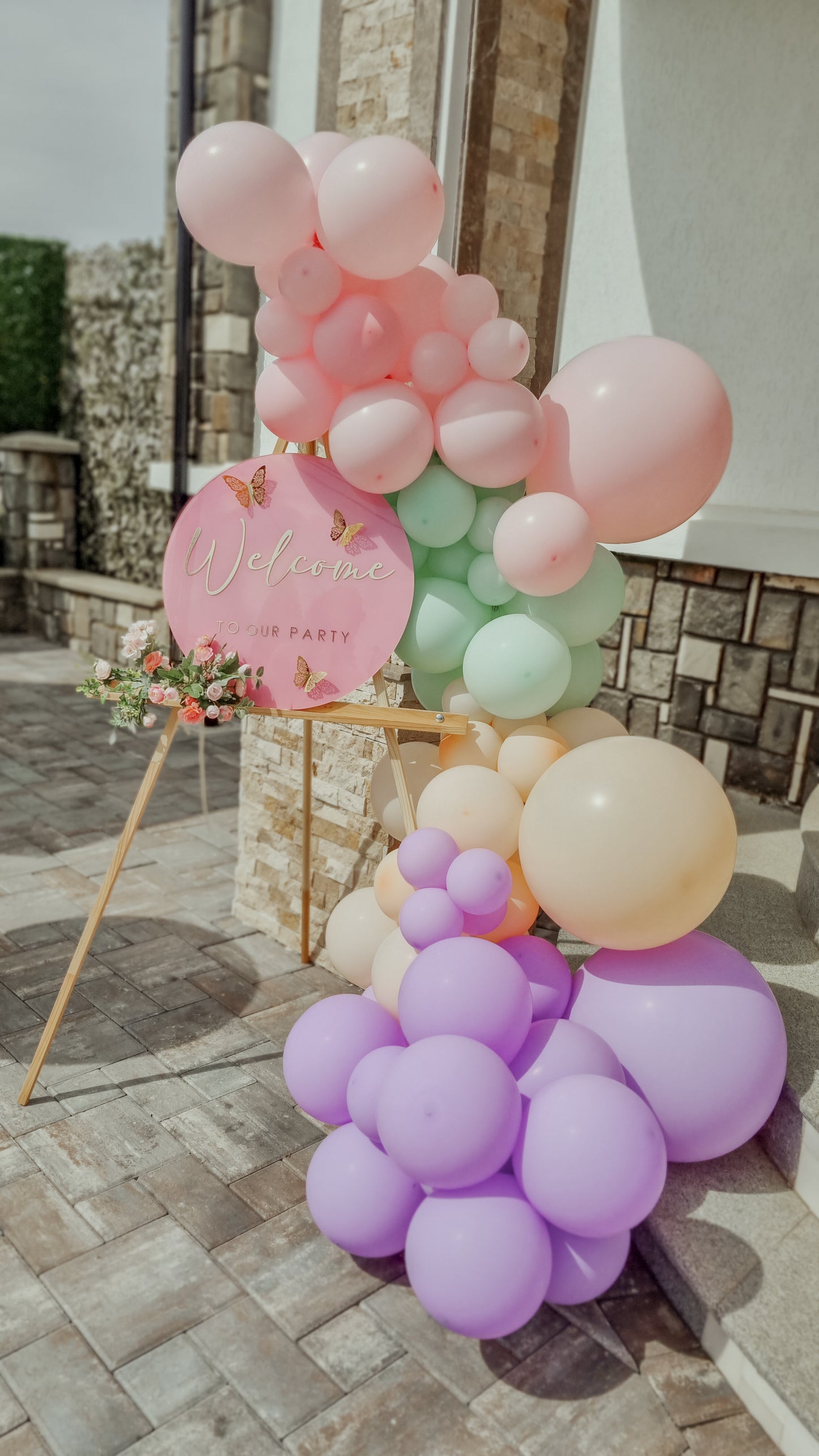 Litere luminoase cu arcada de baloane personalizata pentru decoruri de nunti si botezuri