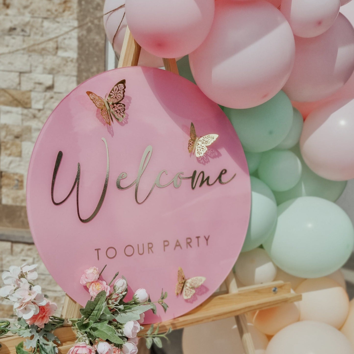 Litere luminoase cu arcada de baloane personalizata pentru decoruri de nunti si botezuri