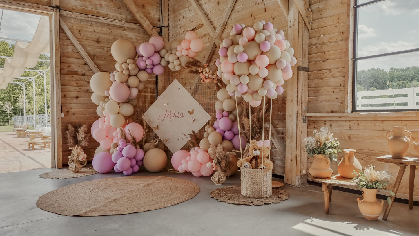Aranjamente de masa cu baloane personalizate, perfect pentru orice eveniment privat sau de grup