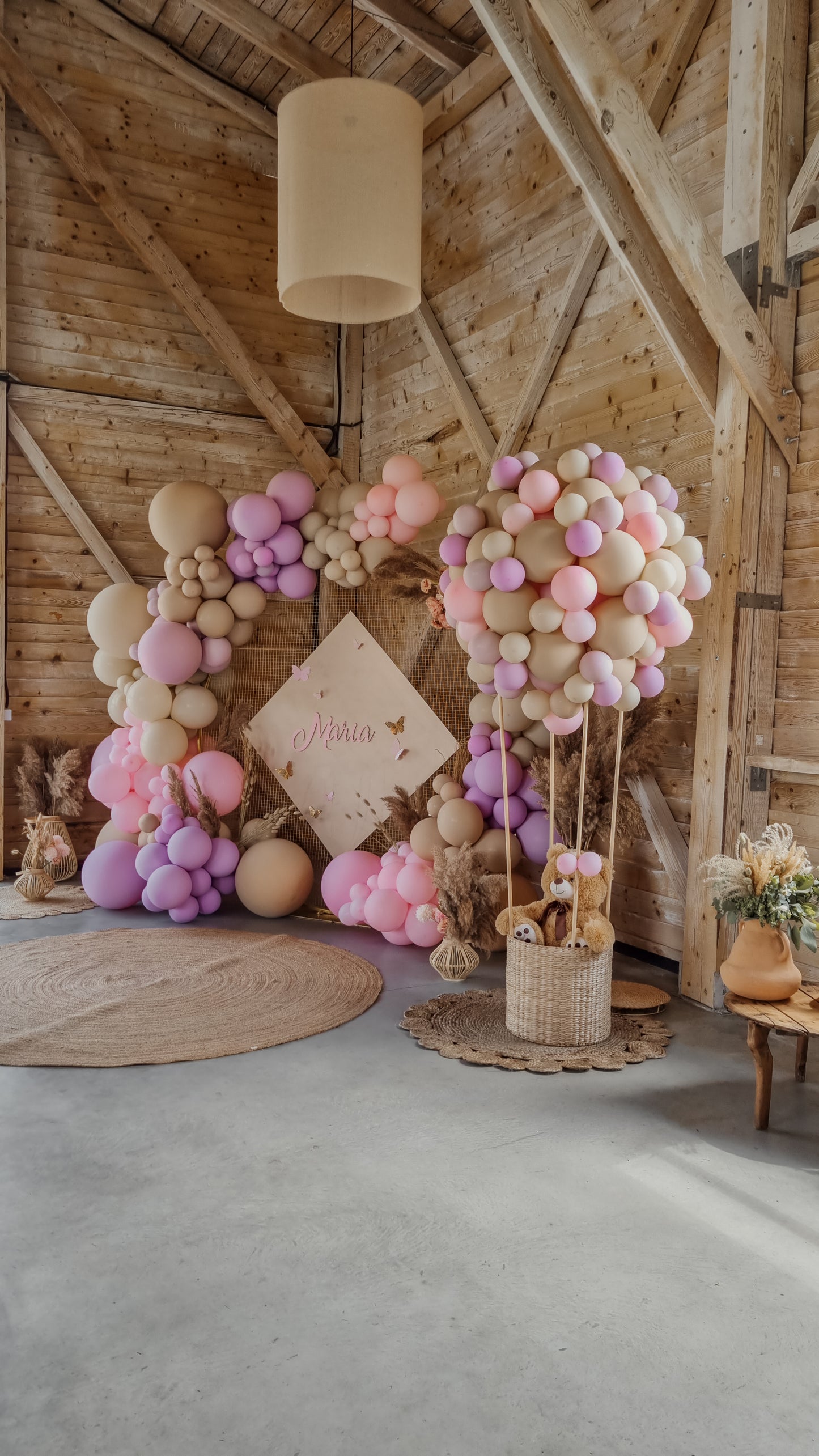 Aranjamente de masa cu baloane personalizate, perfect pentru orice eveniment privat sau de grup