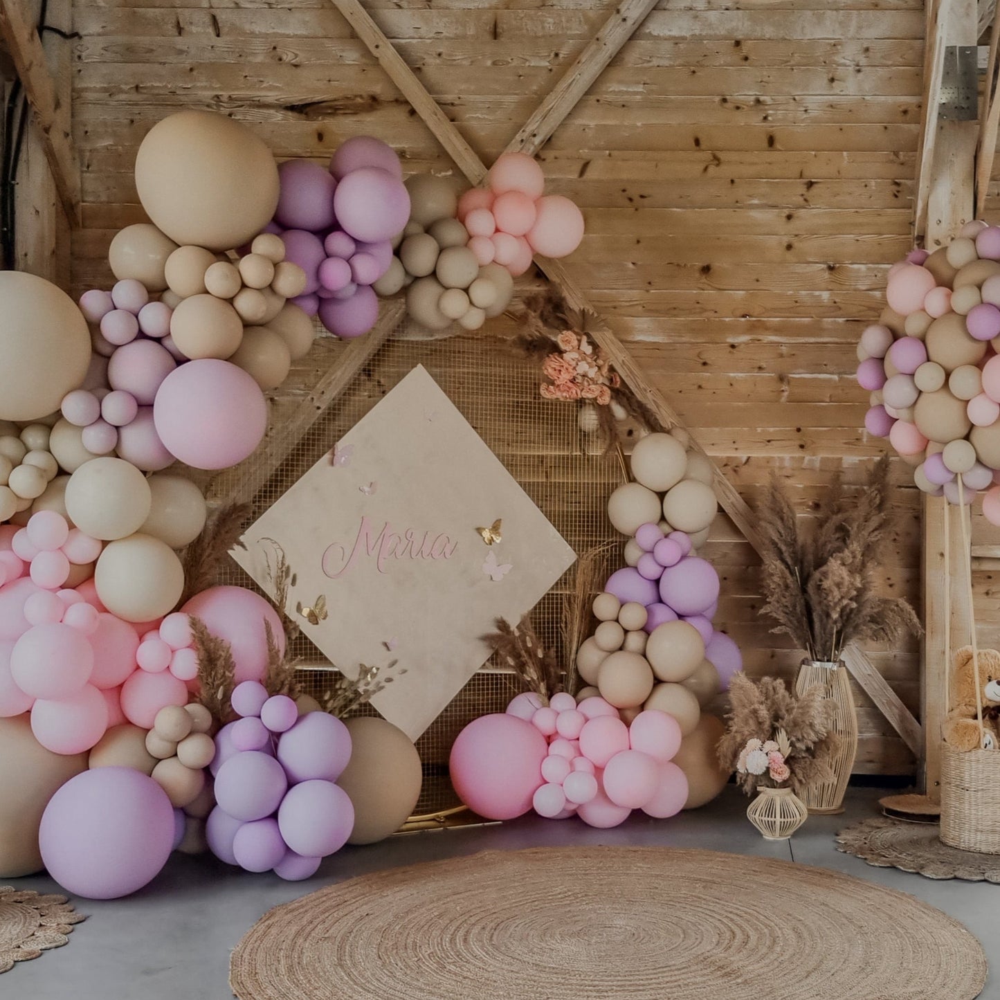 Aranjamente de masa cu baloane personalizate, perfect pentru orice eveniment privat sau de grup