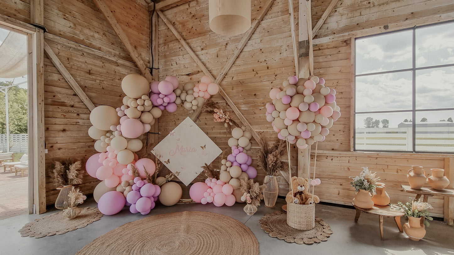 Aranjamente de masa cu baloane personalizate, perfect pentru orice eveniment privat sau de grup