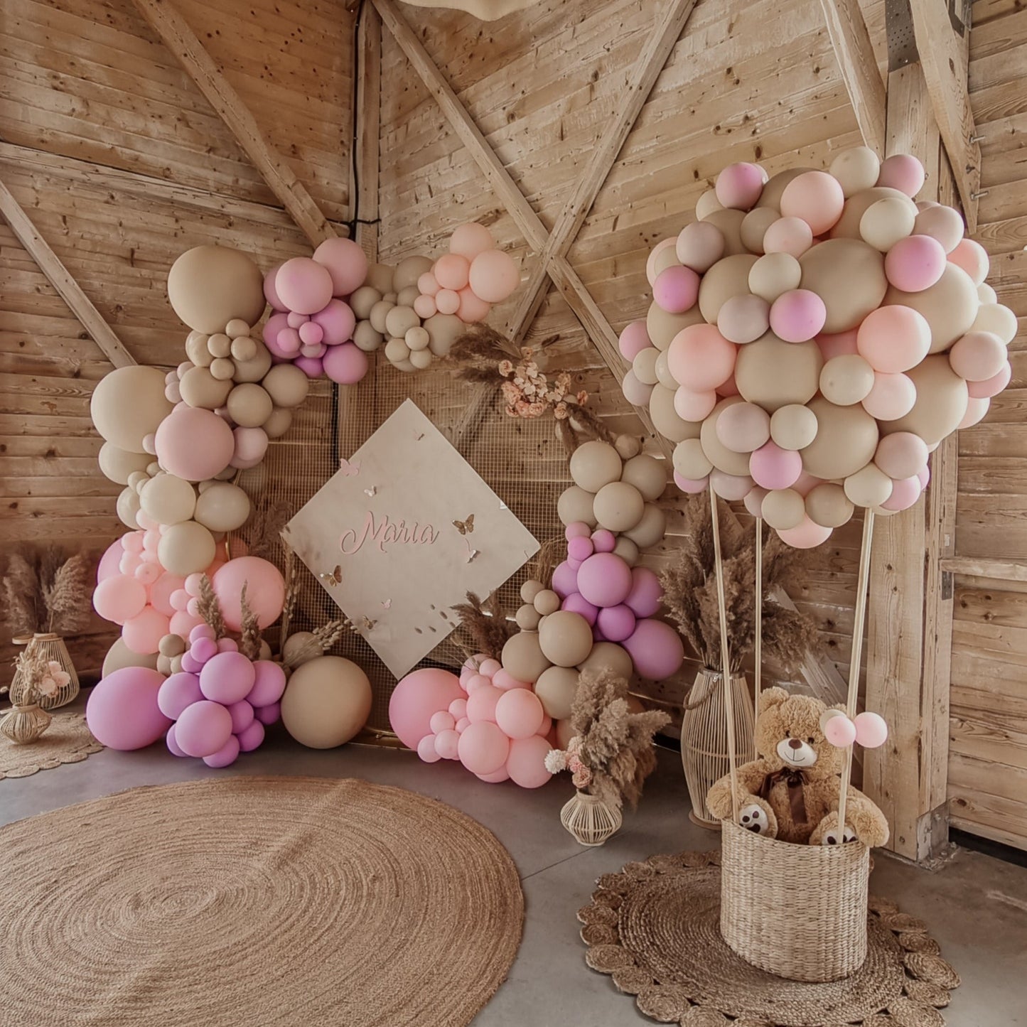 Aranjamente de masa cu baloane personalizate, perfect pentru orice eveniment privat sau de grup