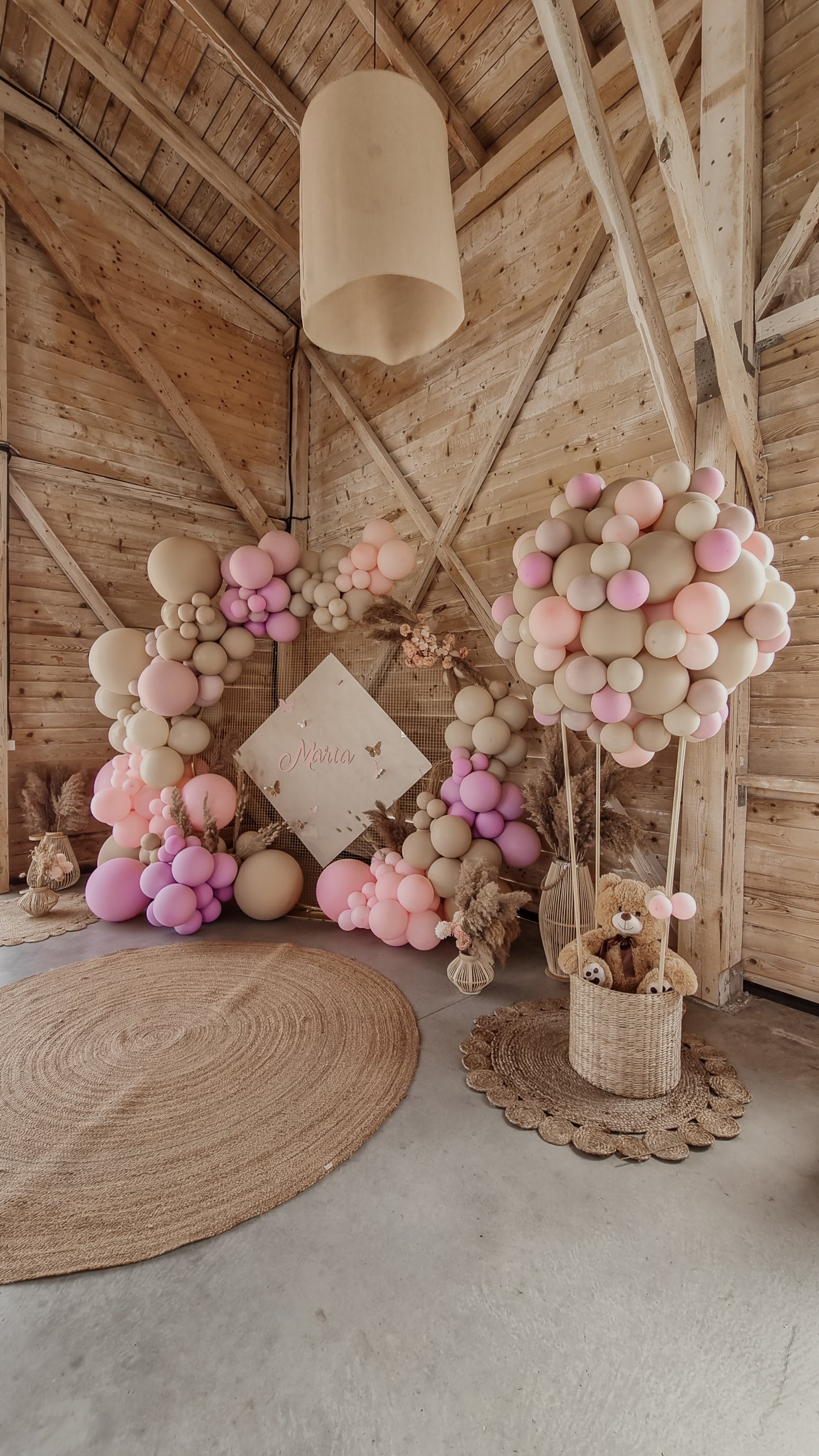 Aranjamente de masa cu baloane personalizate, perfect pentru orice eveniment privat sau de grup