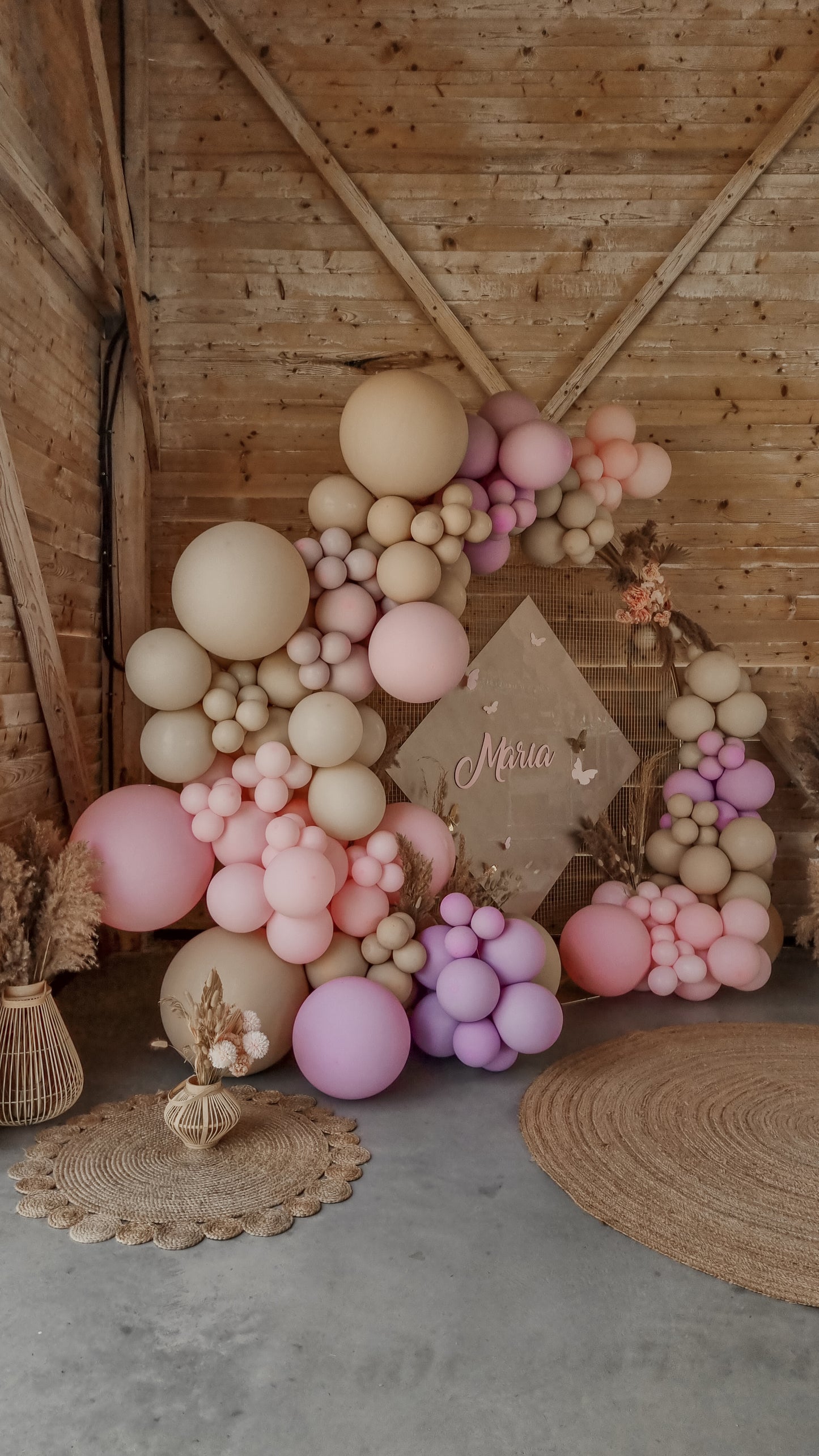 Aranjamente de masa cu baloane personalizate, perfect pentru orice eveniment privat sau de grup