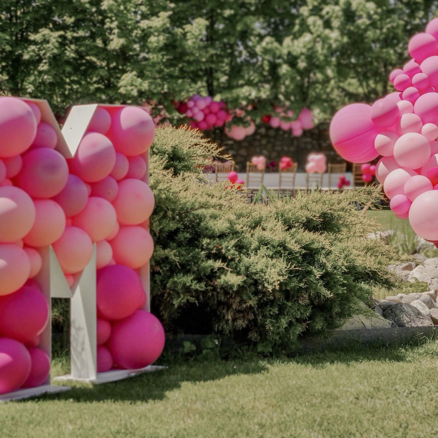 Decor cu baloane heliu personalizate pentru nunti, botezuri si petreceri de vara