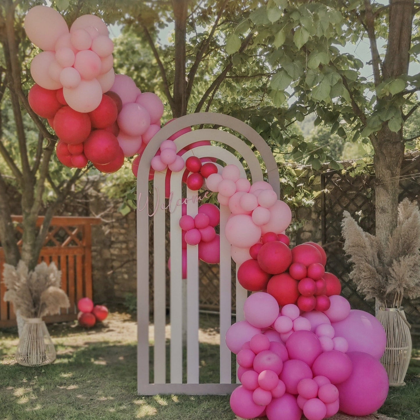Decor cu baloane heliu personalizate pentru nunti, botezuri si petreceri de vara