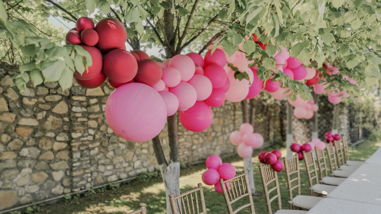 Decor cu baloane heliu personalizate pentru nunti, botezuri si petreceri de vara