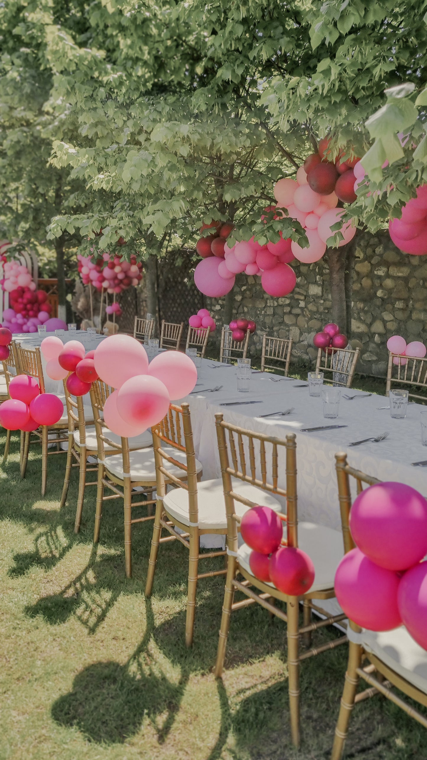 Decor cu baloane heliu personalizate pentru nunti, botezuri si petreceri de vara