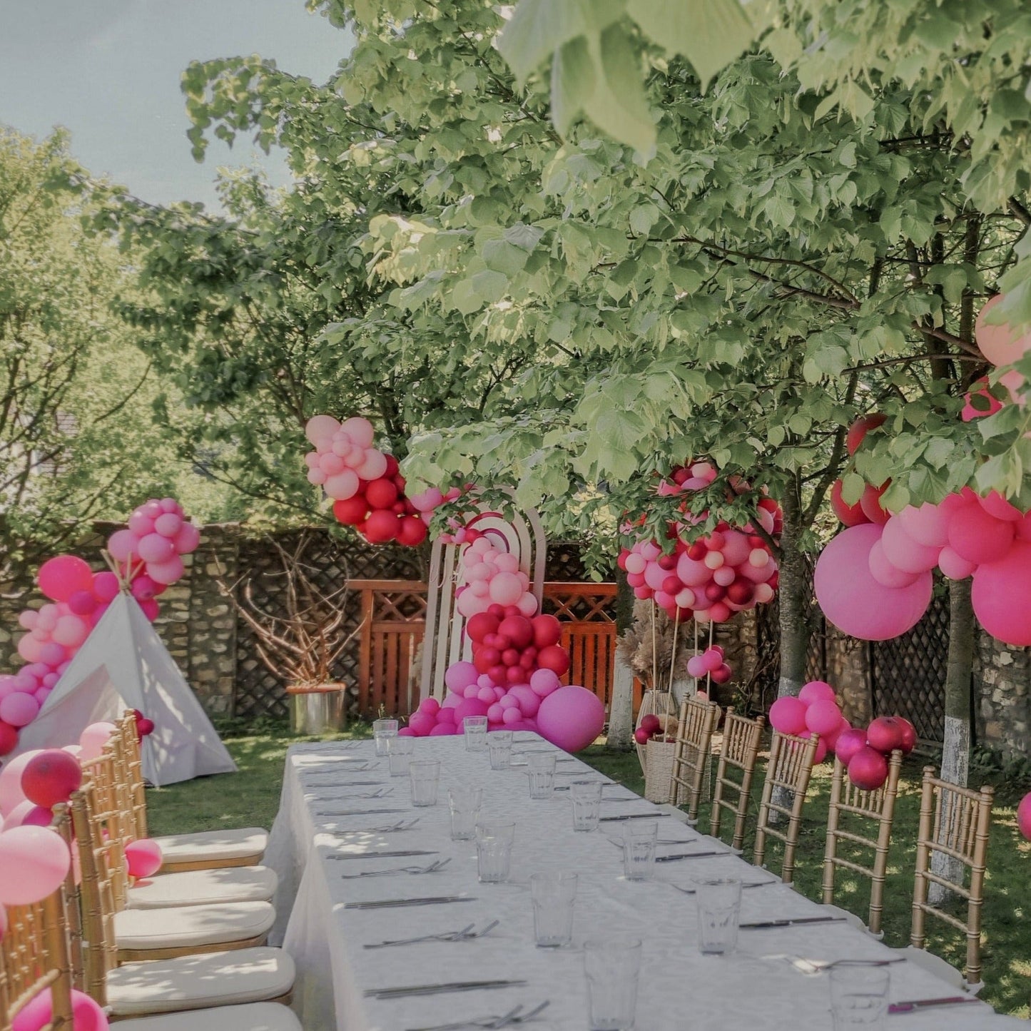 Aranjamente de masa cu baloane personalizate, perfect pentru orice eveniment privat sau de grup