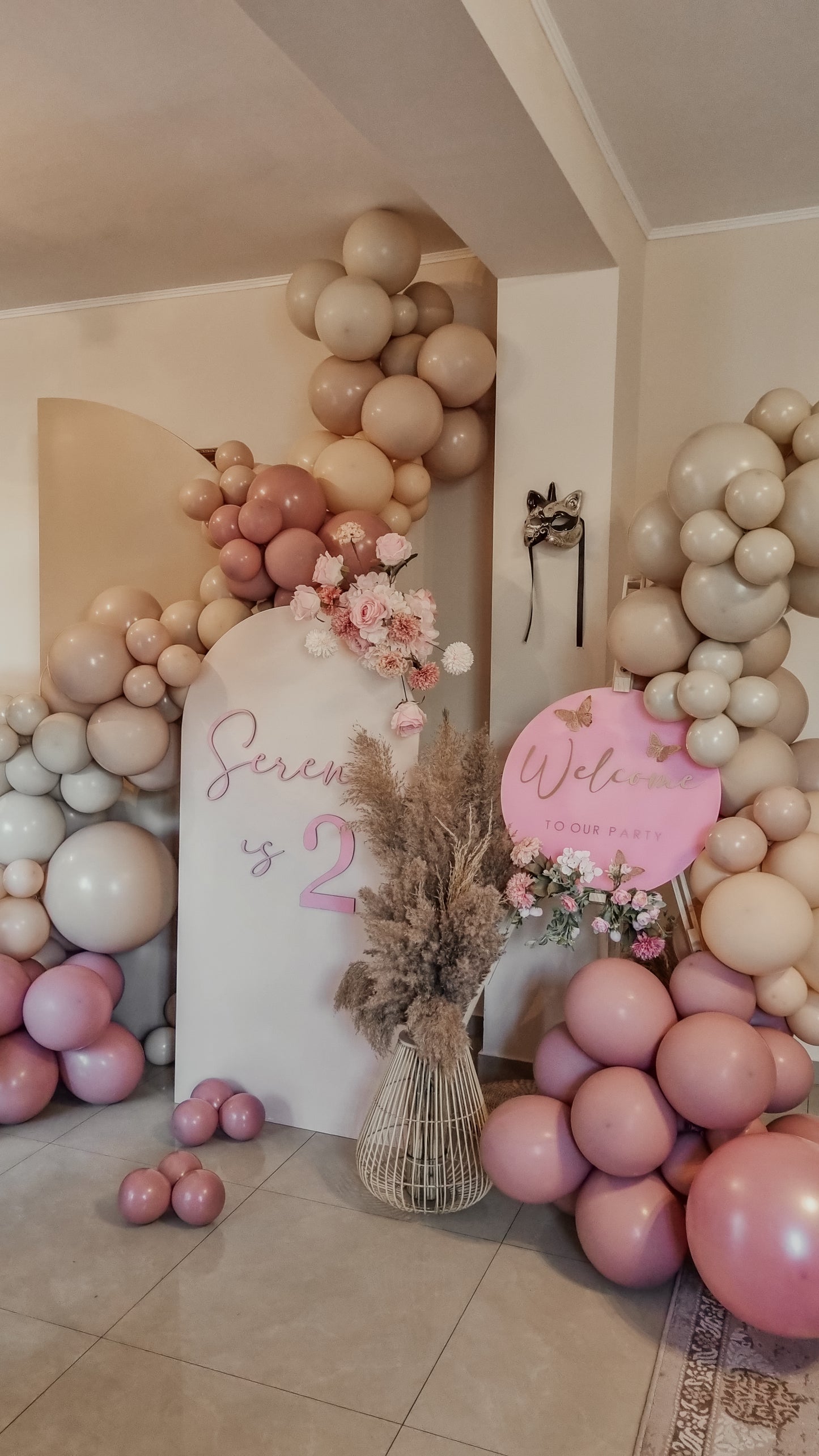 Aranjamente de masa cu baloane personalizate, perfect pentru orice eveniment privat sau de grup