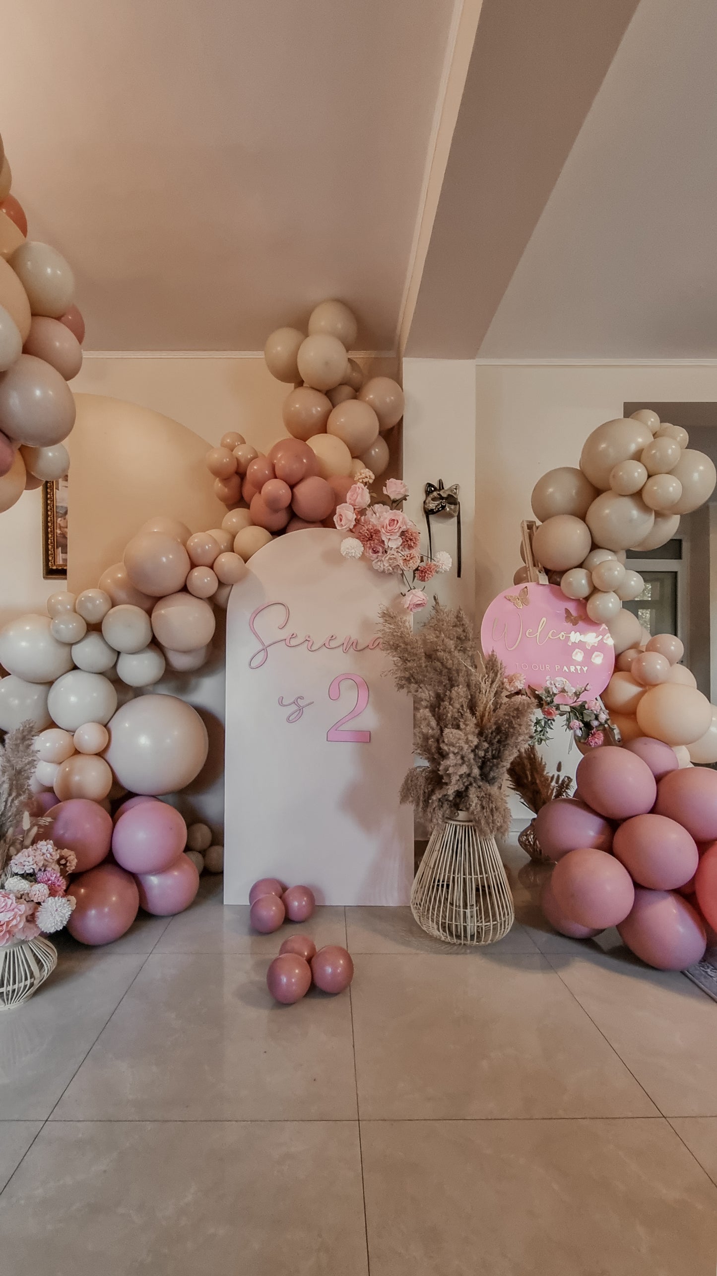 Aranjamente de masa cu baloane personalizate, perfect pentru orice eveniment privat sau de grup