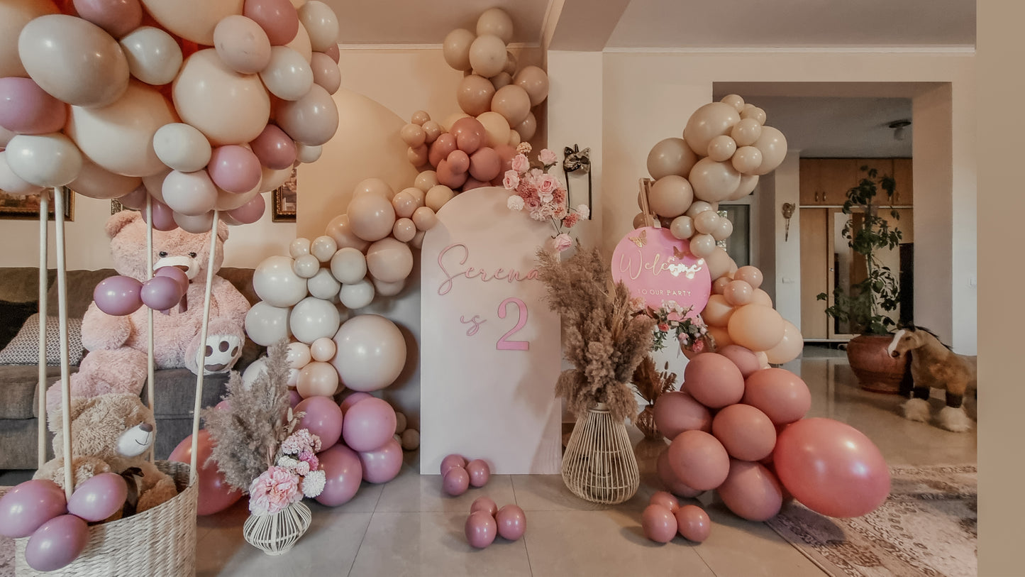 Aranjamente de masa cu baloane personalizate, perfect pentru orice eveniment privat sau de grup