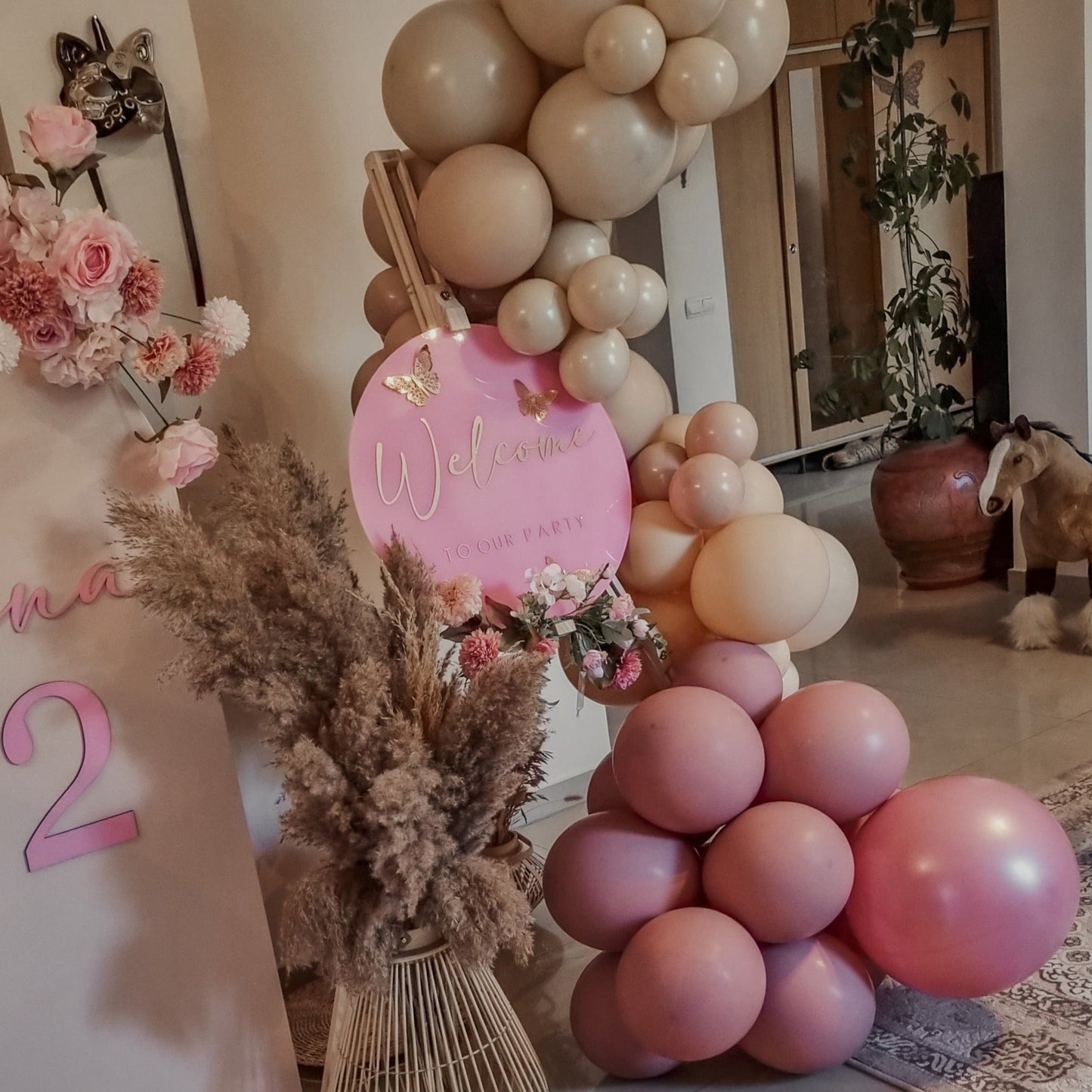 Aranjamente de masa cu baloane personalizate, perfect pentru orice eveniment privat sau de grup