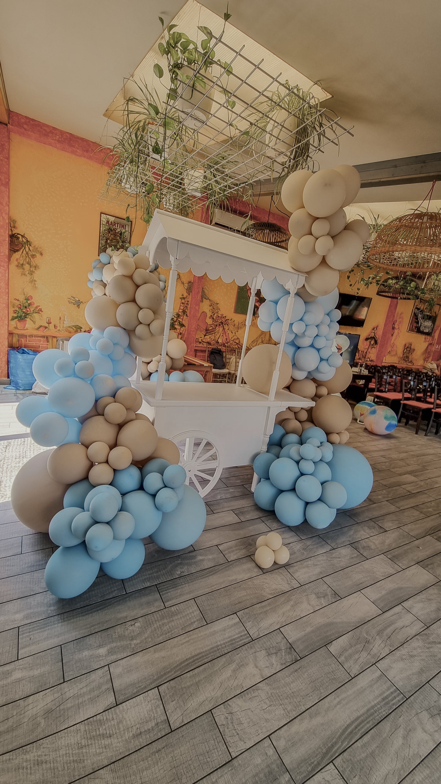 Candycart cu baloane pentru petreceri de copii, evenimente tematice sau botezuri