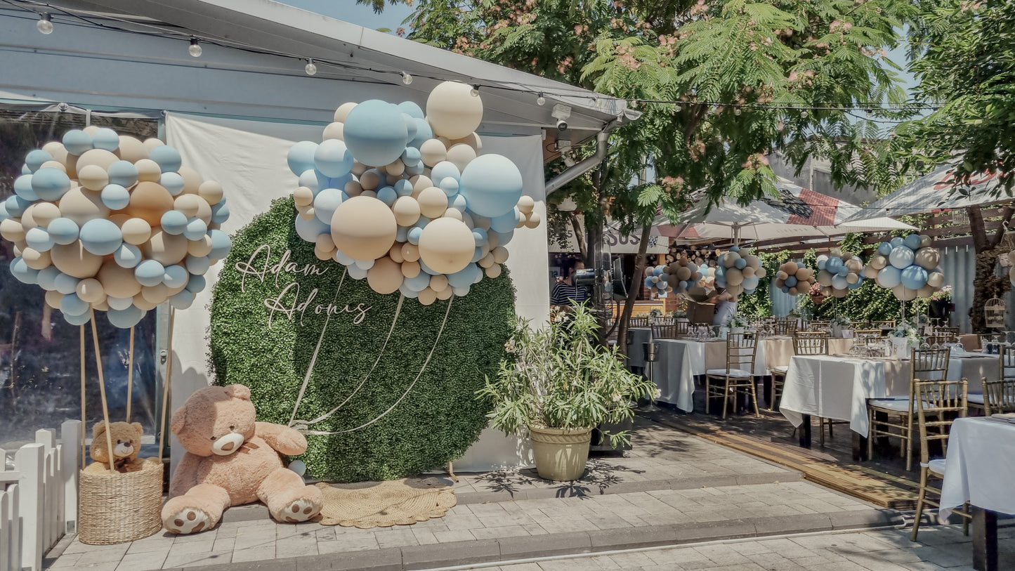 Decor cu baloane heliu personalizate pentru petreceri de copii sau botezuri