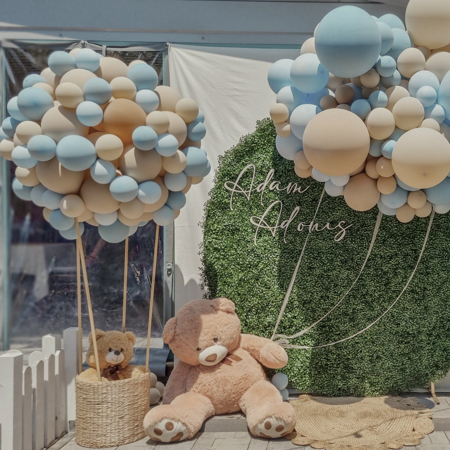 Decor cu baloane heliu personalizate pentru petreceri de copii sau botezuri